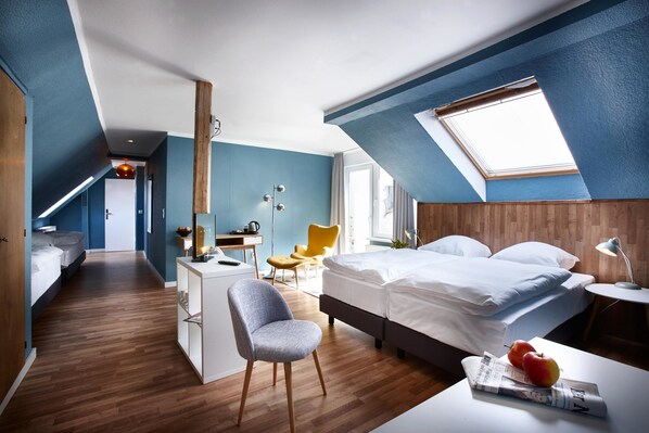 Schreibtisch, Bügeleisen/Bügelbrett, kostenlose Babybetten