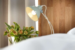 Schreibtisch, Bügeleisen/Bügelbrett, kostenlose Babybetten