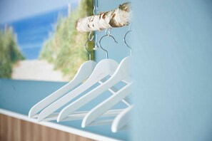 Een witte kledingrek voor een achtergrond van een strandlandschap.