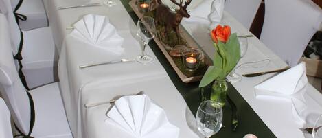 Breakfast, lunch, dinner served; international cuisine, alfresco dining