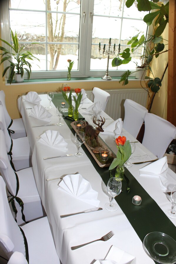 Breakfast, lunch served; international cuisine, al fresco dining