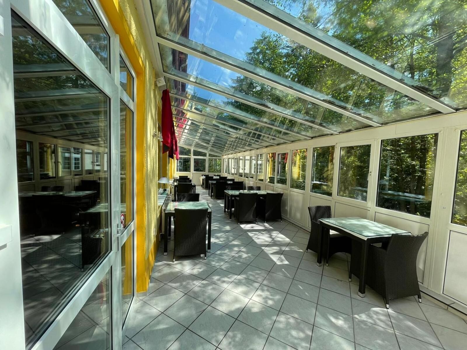 Breakfast, lunch, dinner served; international cuisine, alfresco dining 