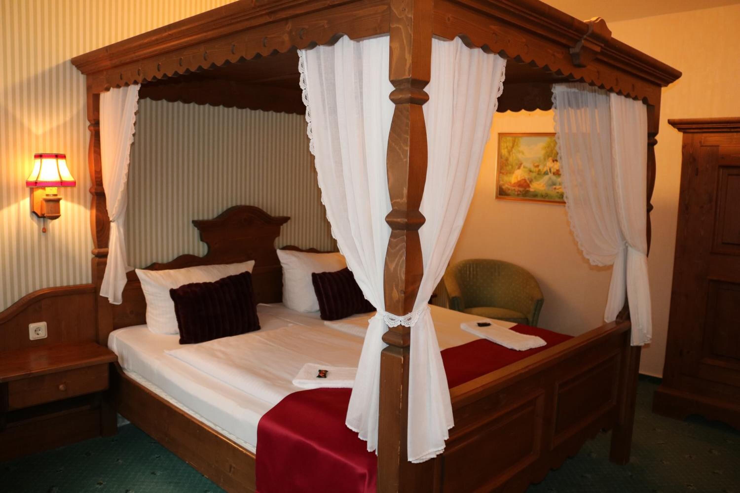 Hypo-allergenic bedding, in-room safe, soundproofing