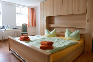 Chambre Familiale, 2 chambres | Lits bébé (en supplément), lits pliants/supplémentaires, Wi-Fi gratuit