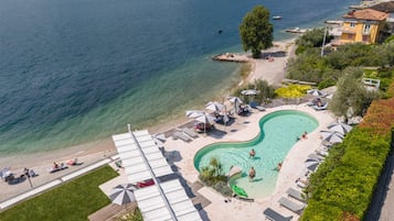 Piscine extérieure, parasols de plage, chaises longues