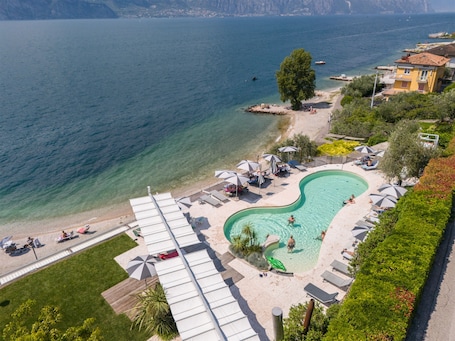 Piscina all'aperto, ombrelloni da piscina, lettini. Ambienthotel Primaluna