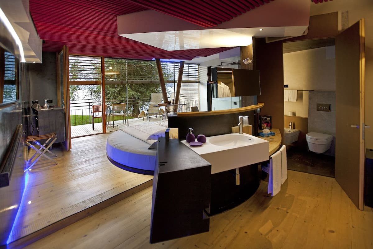 romantic suite, balcony, lake view | bathroom | free toiletries, hair dryer, slippers, bidet