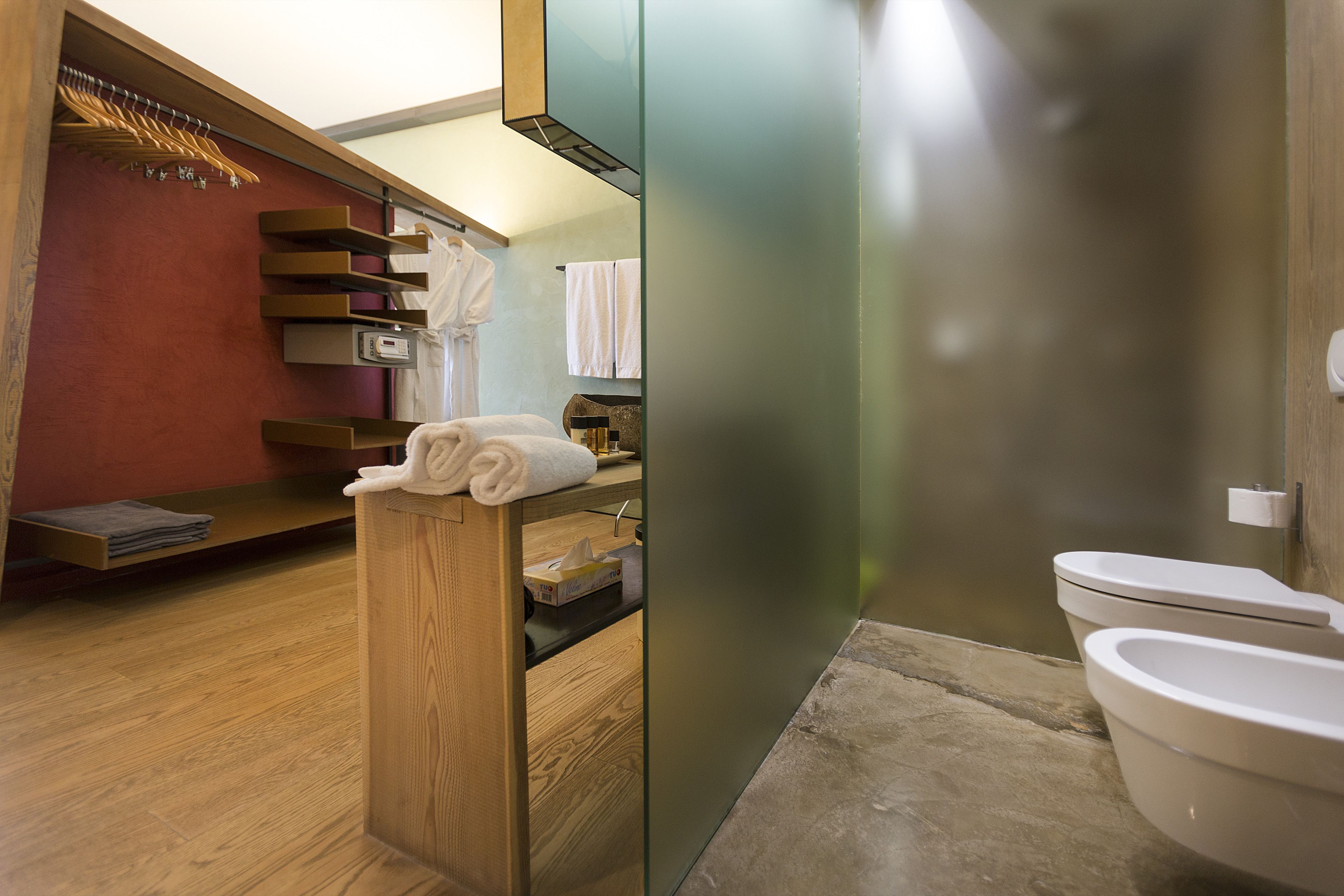Une salle de bain moderne avec un meuble-lavabo en bois, des toilettes et un porte-serviettes.