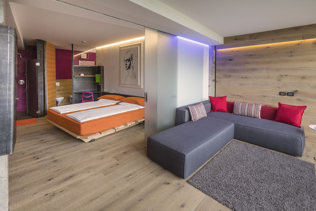 Suite, Patio, Partial Lake View | 1 habitación, ropa de cama de alta calidad, edredón y minibar