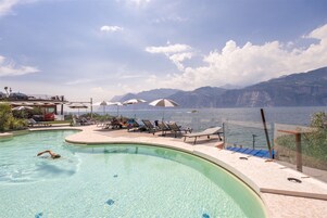 Outdoor pool, pool umbrellas, sun loungers