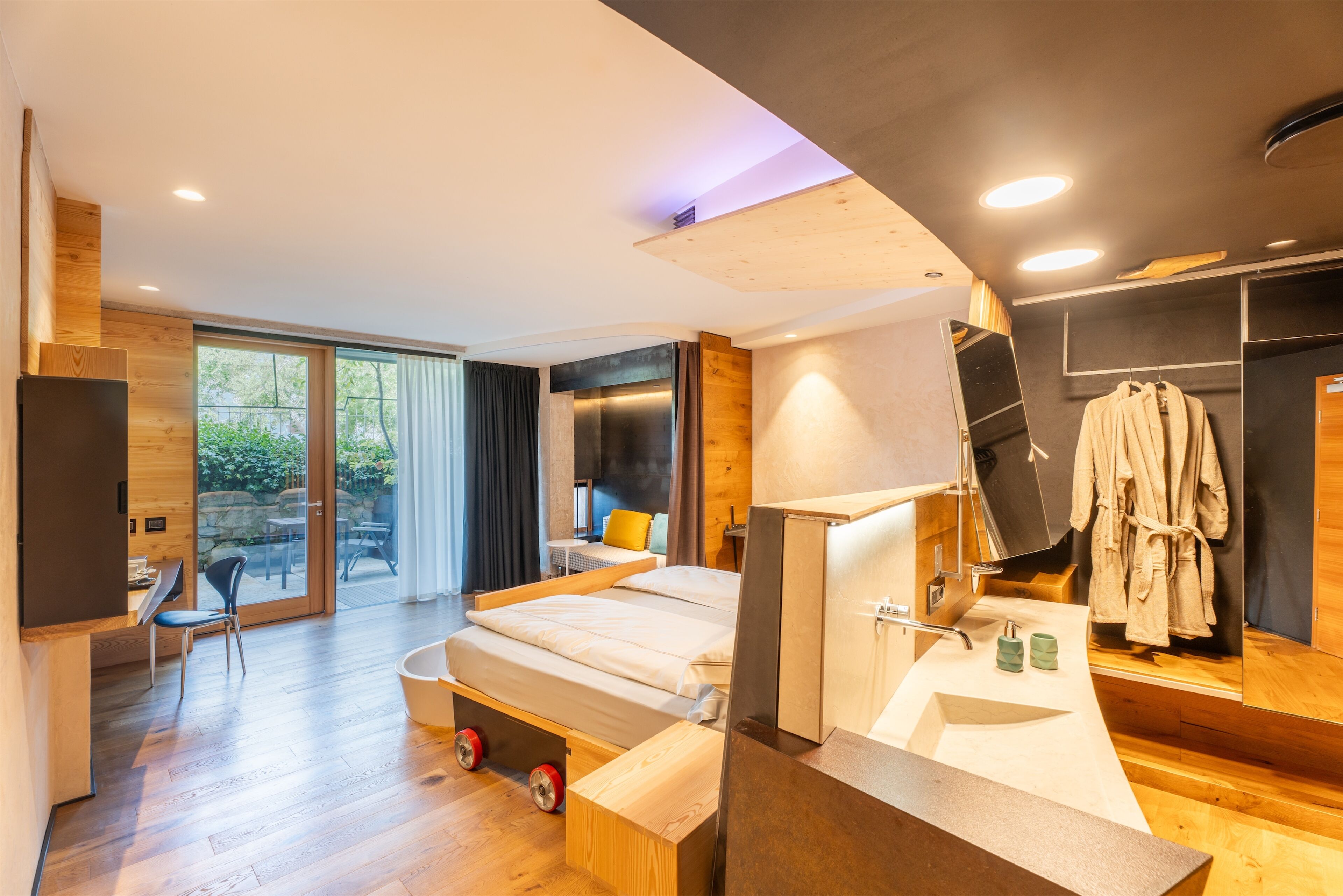 junior suite | 1 bedroom, premium bedding, down duvets, minibar