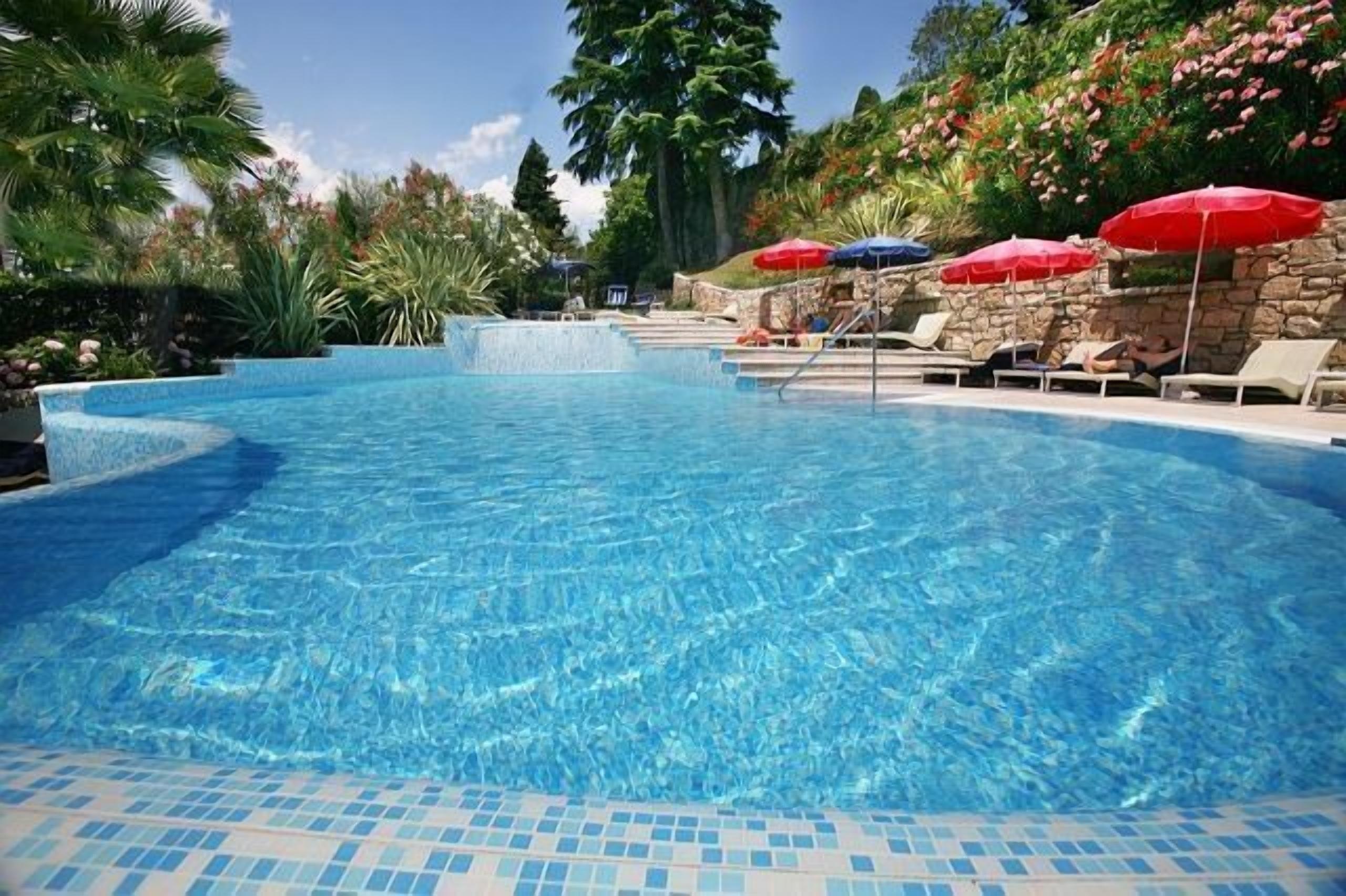 outdoor pool, pool loungers