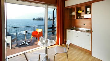Habitación doble superior, vistas al lago | Cocina básica privada | Frigorífico