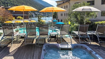 Piscina externa, espreguiçadeiras