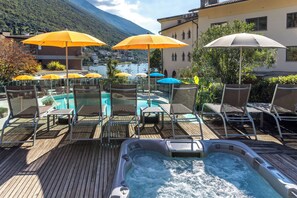 Outdoor pool, sun loungers - Ambienthotel Spiaggia (Malcesine)