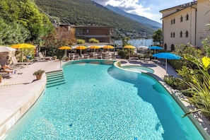 Outdoor pool, sun loungers - Ambienthotel Spiaggia (Malcesine)