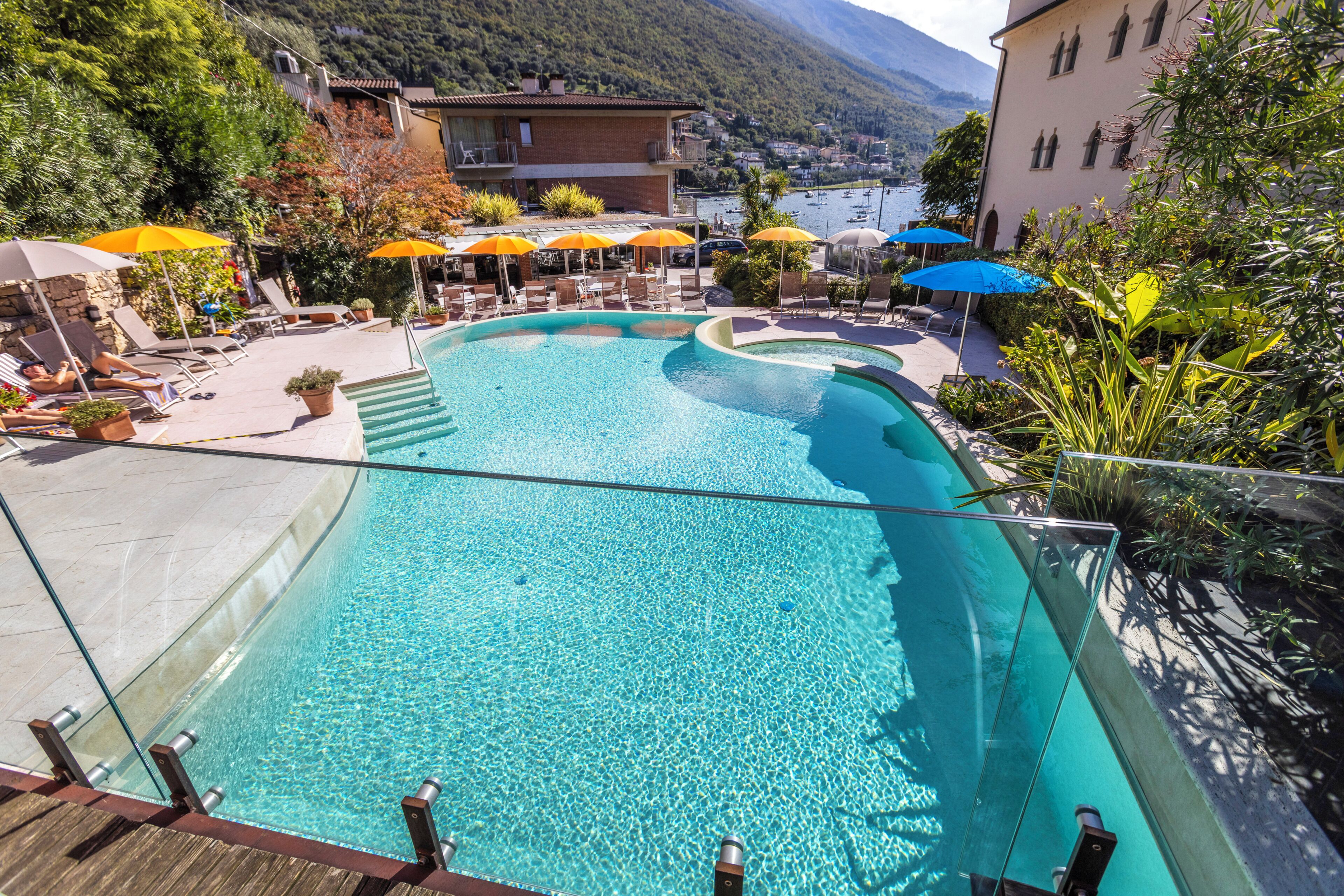 Piscine extérieure, chaises longues