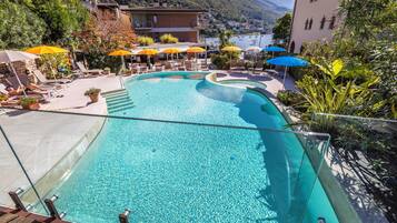 Piscine extérieure, chaises longues