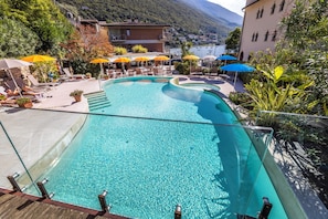 Outdoor pool, pool loungers - Ambienthotel Spiaggia (Malcesine)