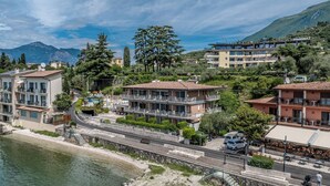 Un hotel frente al mar con varios pisos, balcones y vistas al océano.