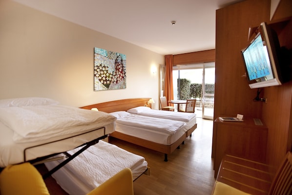 Minibar, in-room safe, desk, free WiFi - Ambienthotel Spiaggia (Malcesine)
