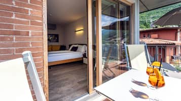 Quarto casal superior, vista para o lago | Frigobar, cofres nos quartos, escrivaninha, Wi-Fi de cortesia