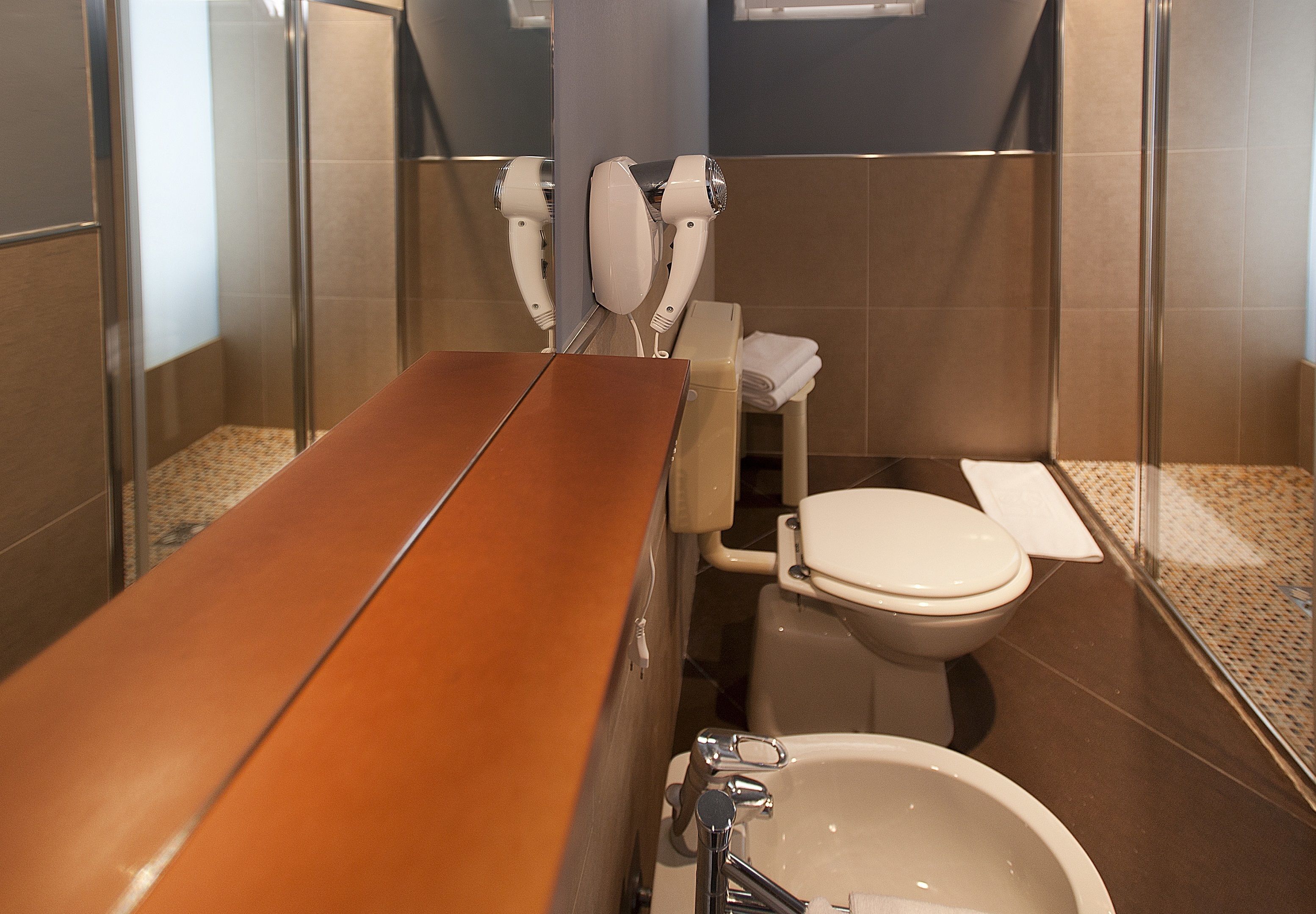 standard double room | bathroom | shower, free toiletries, hair dryer, bidet