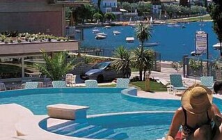 Piscina all'aperto, lettini