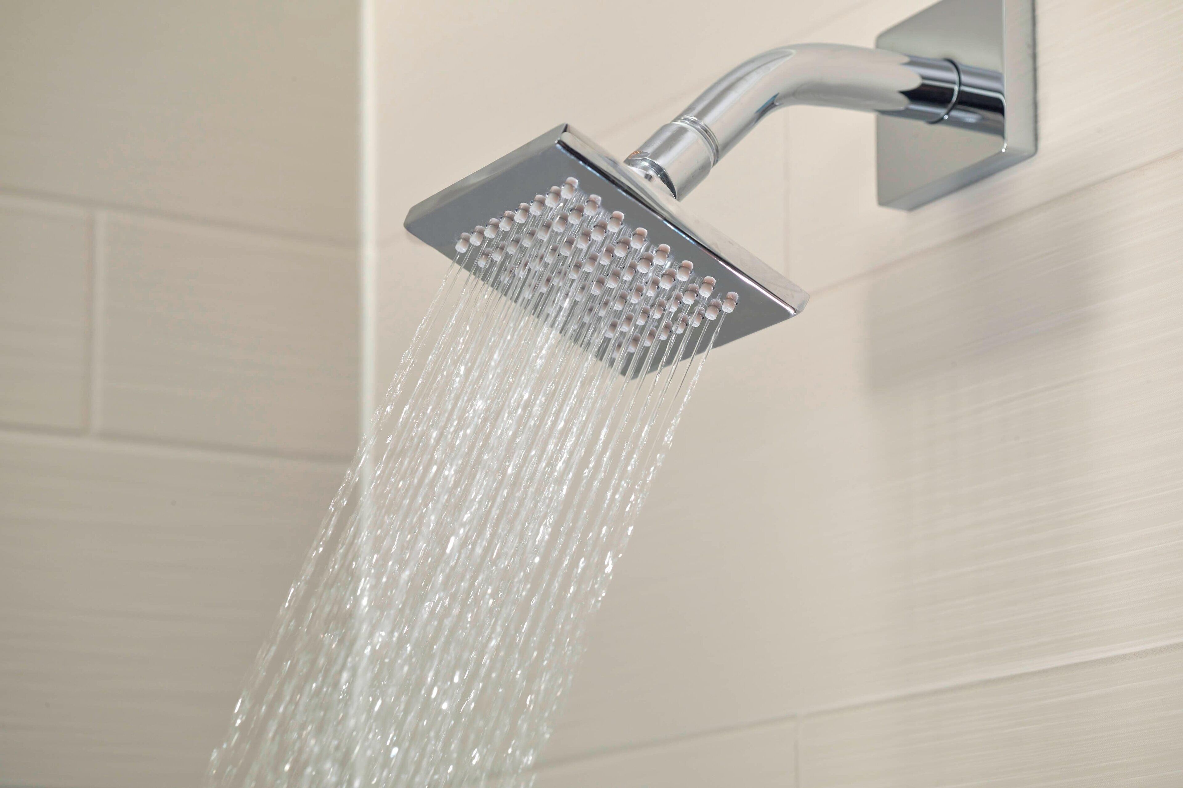 Un cabezal de ducha con agua saliendo.
