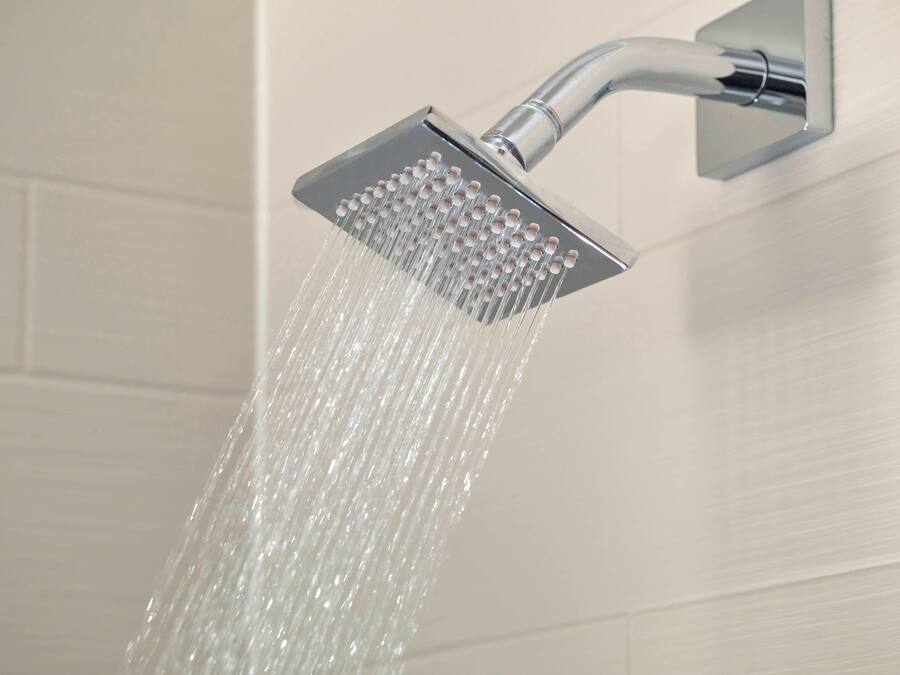 Un cabezal de ducha con agua saliendo.