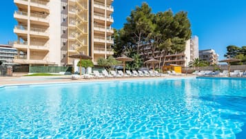 2 piscines extérieures, parasols de plage, chaises longues