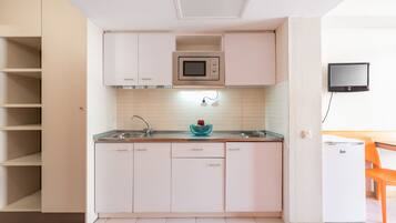 Family Studio | Private kitchen | Fridge, microwave, stovetop, cookware/dishes/utensils