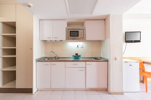 Family Studio | Private kitchen | Fridge, microwave, stovetop, cookware/dishes/utensils - Rentalmar Salou Pacific (Salou)