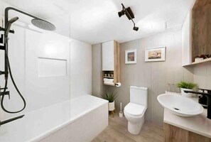 Superior Apartment | Bathroom
