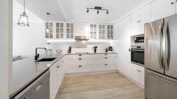 Appartement Supérieur | Cuisine privée | Réfrigérateur, micro-ondes, four, plaque de cuisson