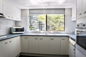 Appartamento Standard, 3 camere da letto, lato giardino | Cucina privata | Frigorifero, microonde, forno, piano cottura