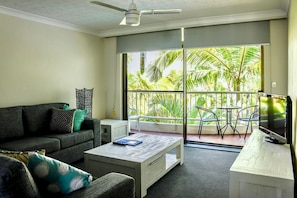 Appartement Standard, 3 chambres, cÎté jardin | Salle de séjour | Téléviseur à écran plat