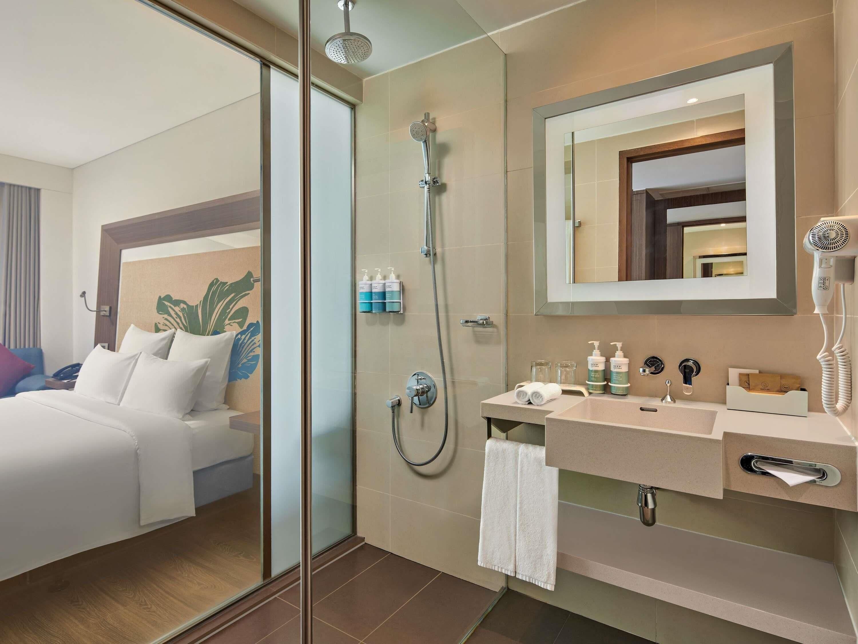 Een minibar, een kluis op de kamer, een bureau