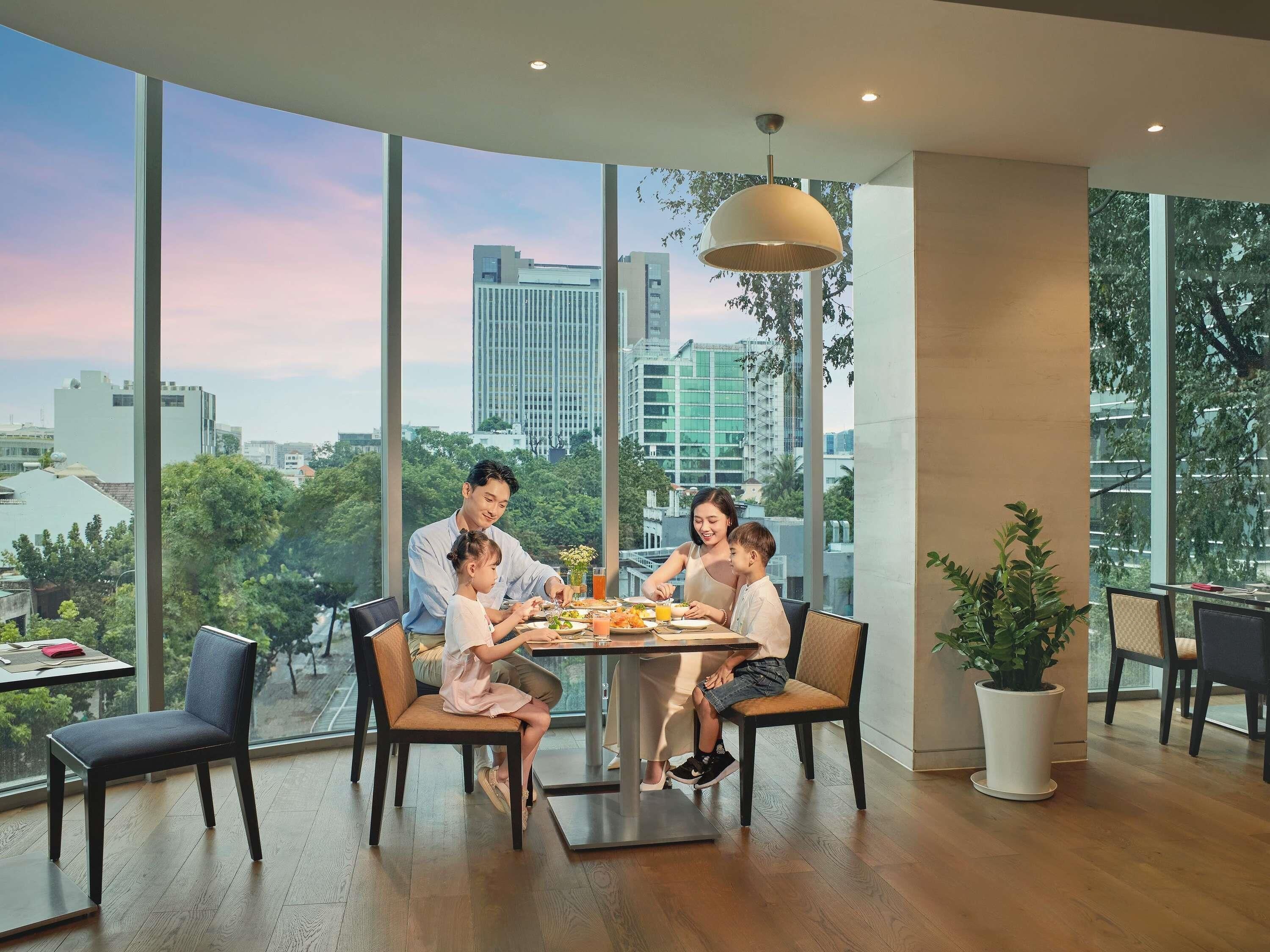 Phục vụ bữa sáng, bữa trưa, bữa tối, món ăn mang phong cách quốc tế 