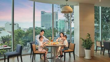 Phục vụ bữa sáng, bữa trưa, bữa tối, món ăn mang phong cách quốc tế