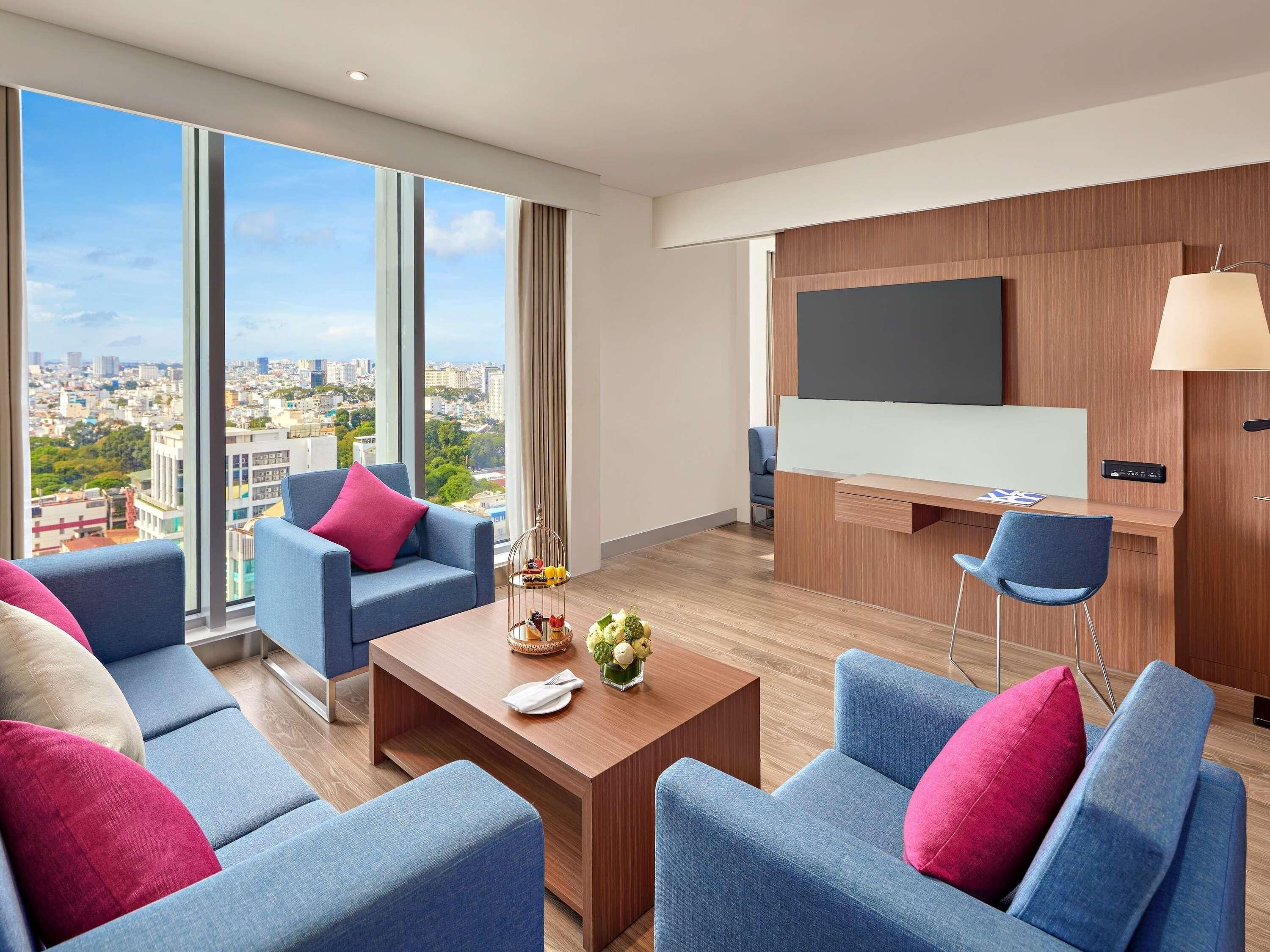 Executive suite, 1 kingsize bed, toegang tot de clublounge, uitzicht op stad | Een minibar, een kluis op de kamer, een bureau