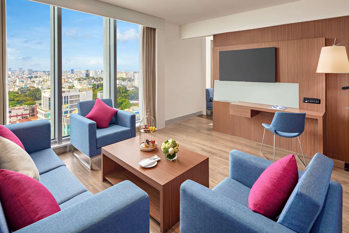 Suíte premier, 1 cama King, acesso ao Club Lounge (Executive) | 1 quarto, frigobar, cofres nos quartos, escrivaninha