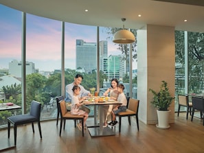 供应早餐、午餐和晚餐,国际美食