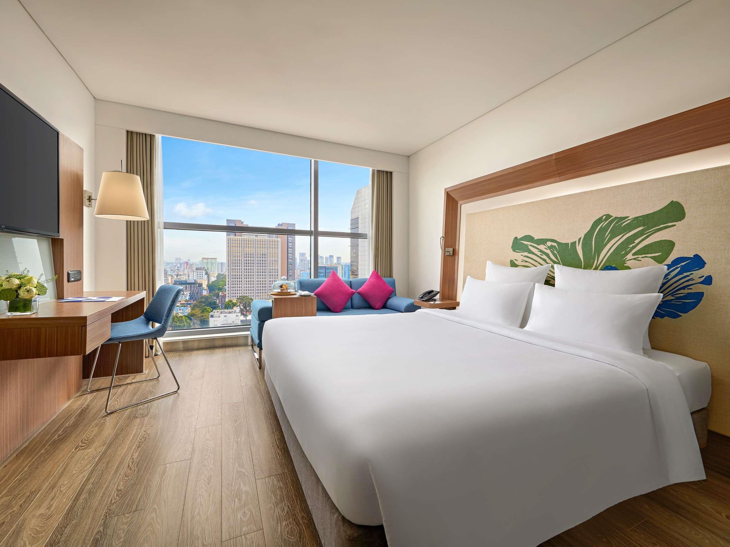 Een minibar, een kluis op de kamer, een bureau