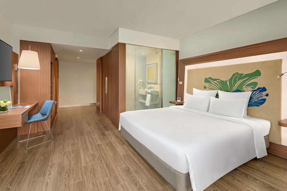 Quarto luxo, 1 cama King, acesso ao Club Lounge | 1 quarto, frigobar, cofres nos quartos, escrivaninha