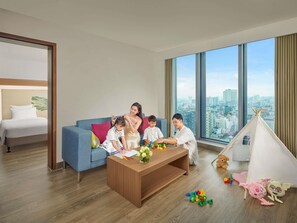 Executive Suite, 1 King Bed, Premier Lounge Access, Panoramic City View | Minibar, in-room safe, desk, iron/ironing board