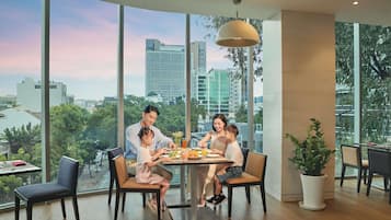 Phục vụ bữa sáng, bữa trưa, bữa tối, món ăn mang phong cách quốc tế