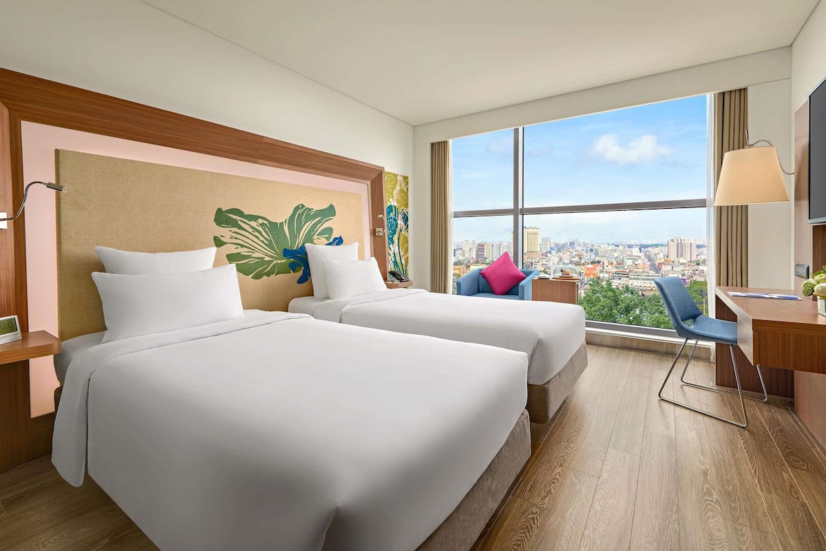 1 quarto, frigobar, cofres nos quartos, escrivaninha