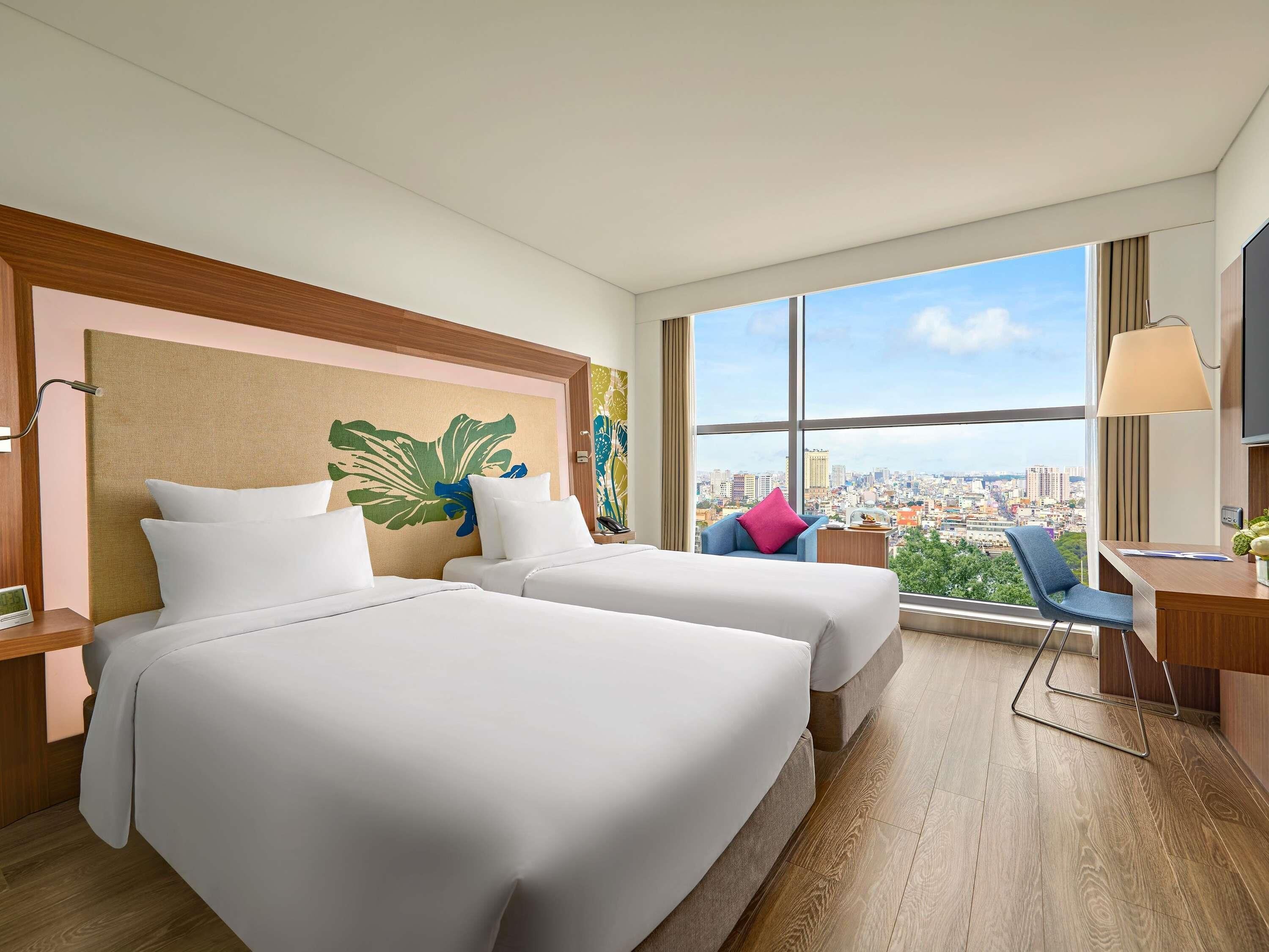 Een minibar, een kluis op de kamer, een bureau