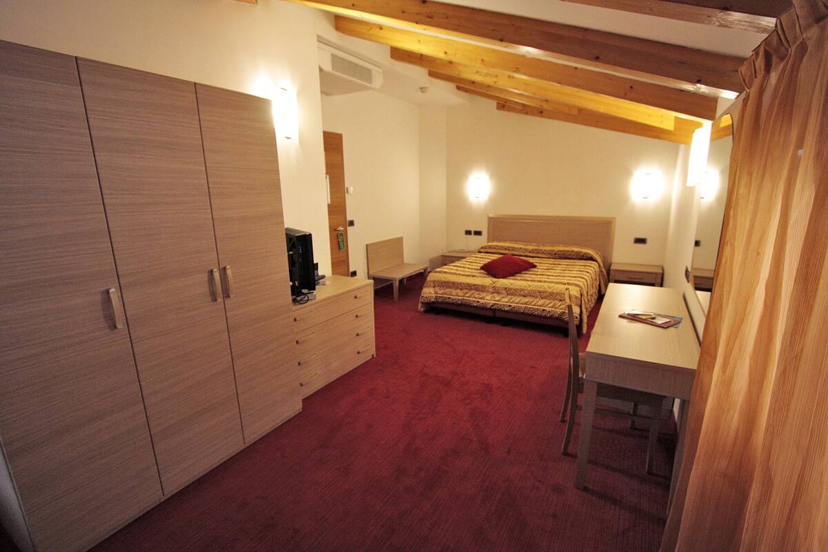 deluxe room, multiple beds | 1 bedroom, in-room safe, desk, soundproofing